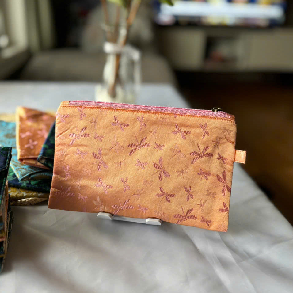 ✨ Handmade Zipper Purse – Elegant Pattern
