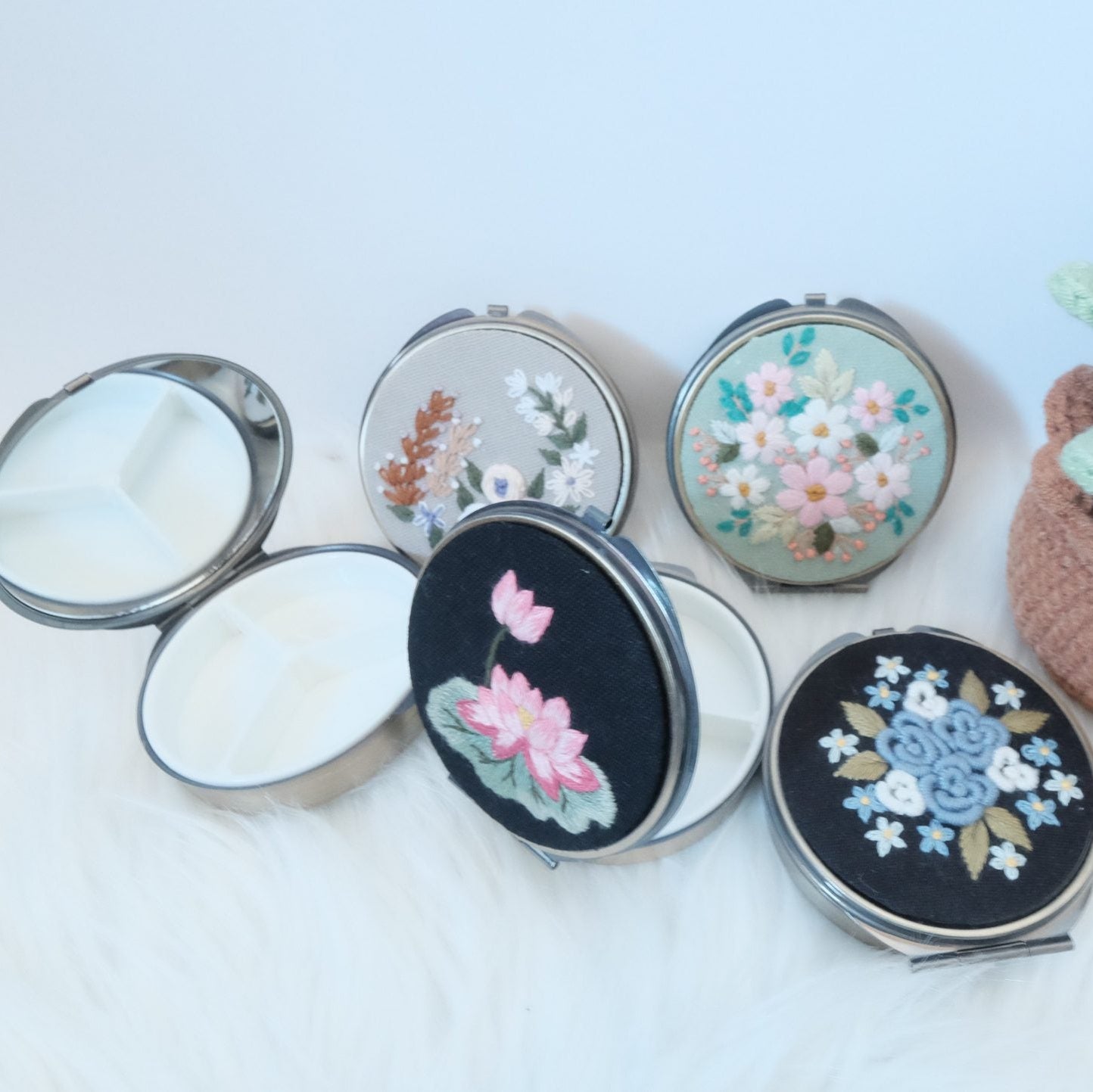 Hand-Embroidered Portable Pocket Mirror – BB cream Makeup Compact