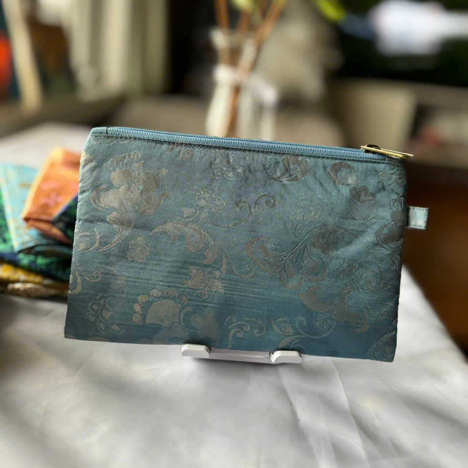✨ Handmade Zipper Purse – Elegant Pattern
