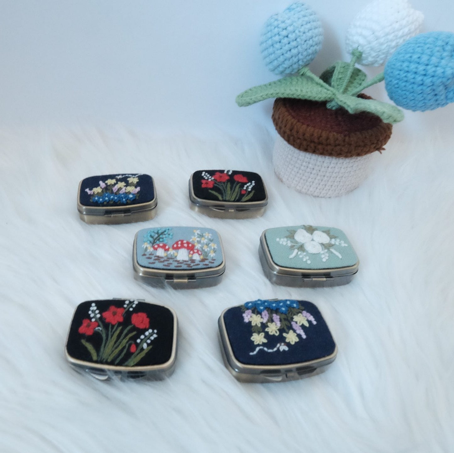 Hand-Embroidered Portable Pocket Mirror – Eye Makeup Compact