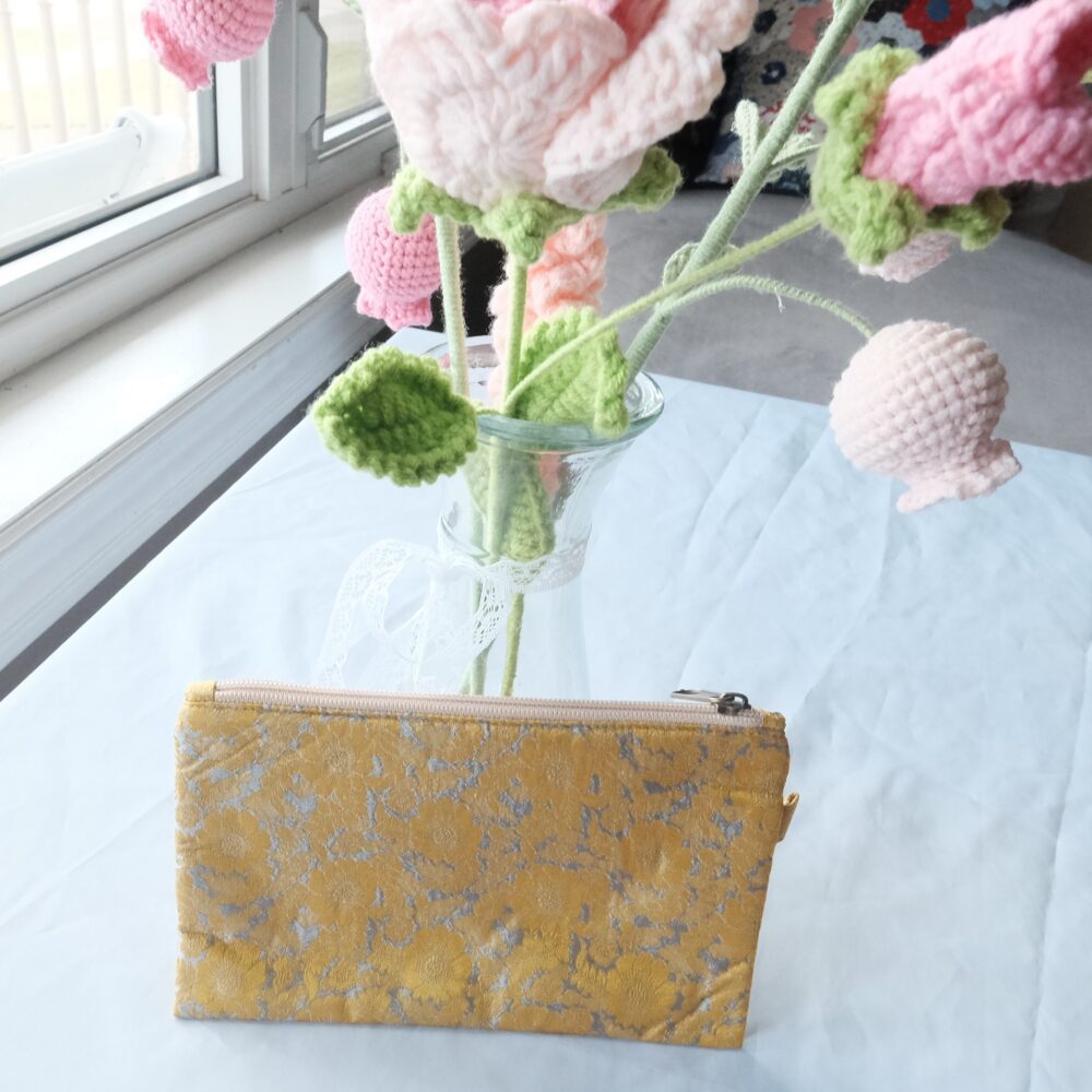 ✨ Handmade Zipper Purse – Elegant Pattern