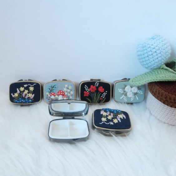 Hand-Embroidered Portable Pocket Mirror – Eye Makeup Compact